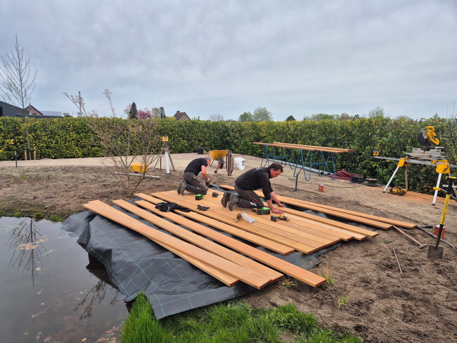 Marc en Gerard bij aanvang van de vlonder werkzaamheden